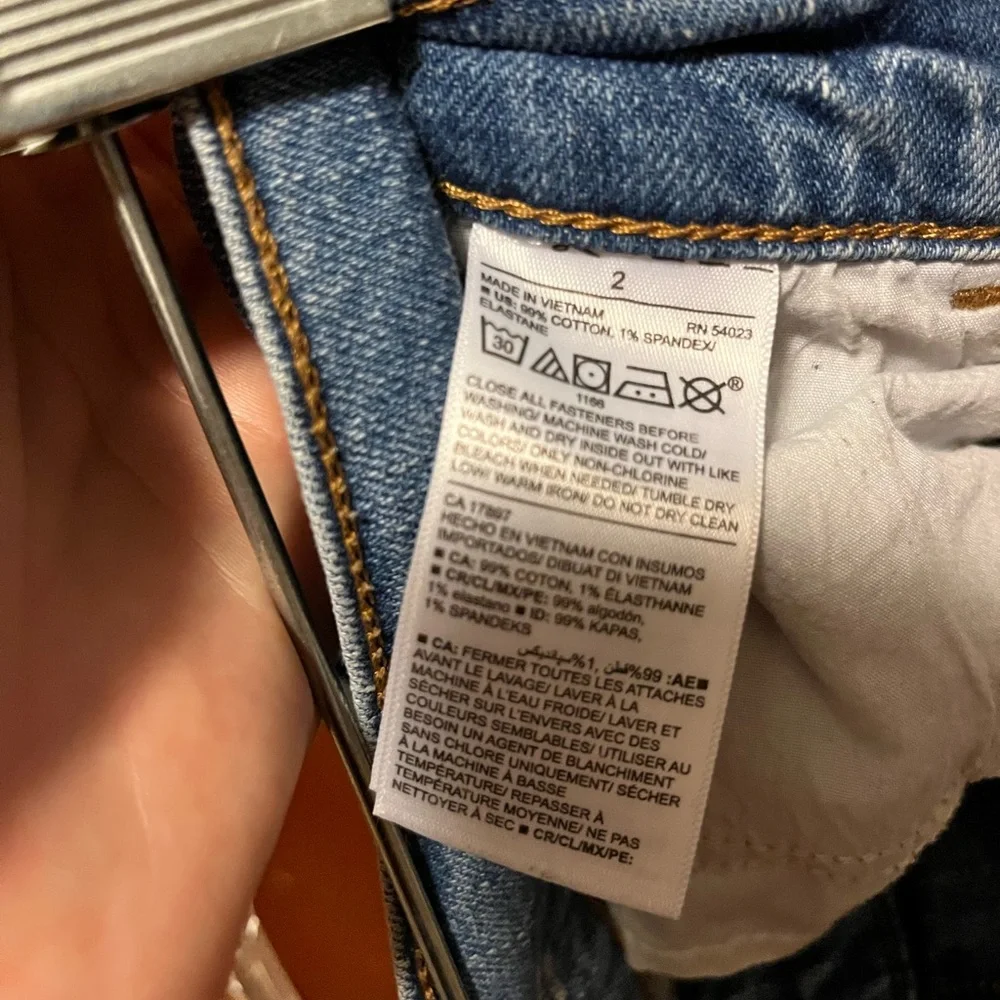 Womens Old Navy Mid-Rise boyfriend jean shorts - Picture 4 of 4